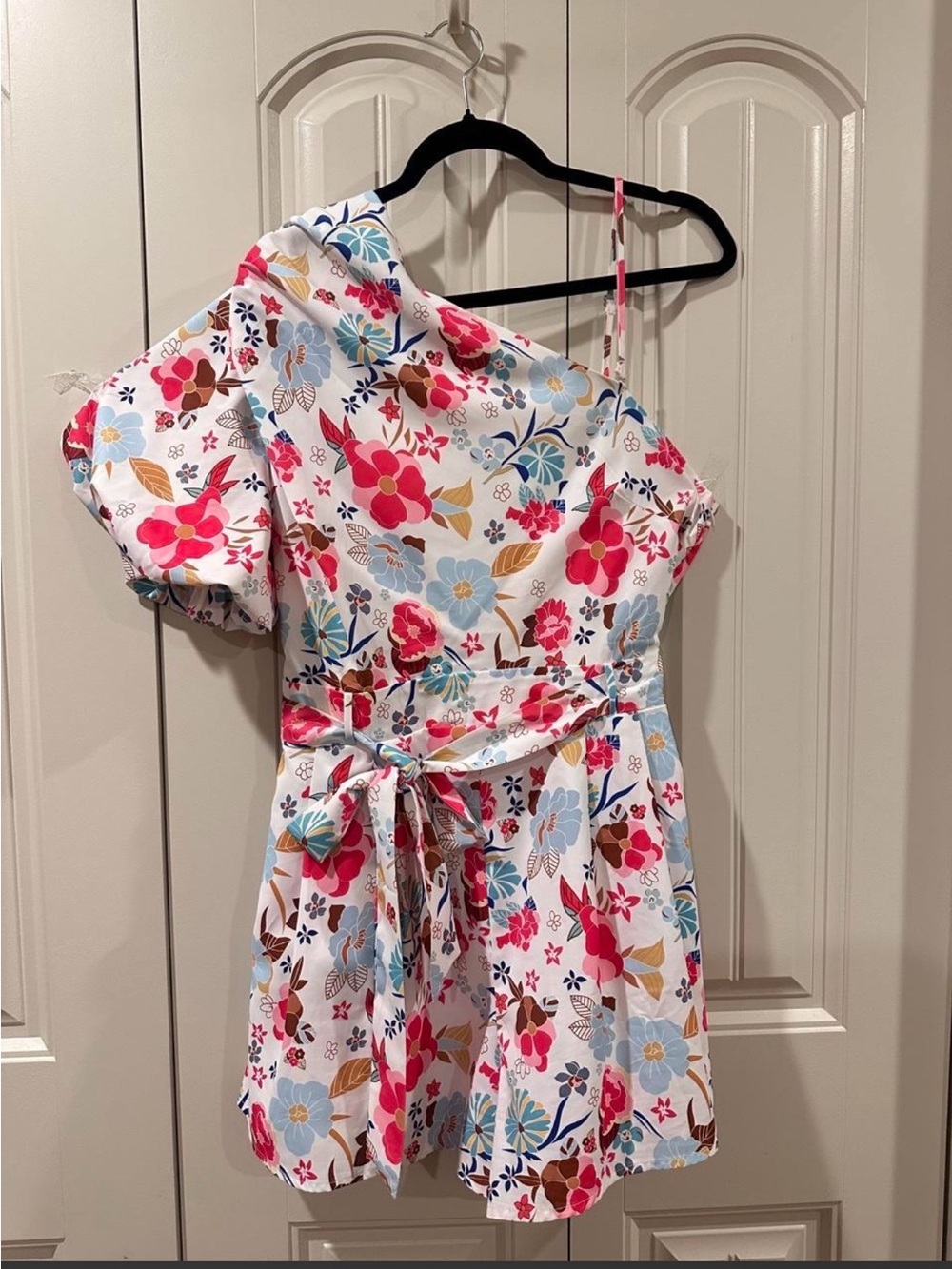 One-Shoulder Floral Romper in White and Pink